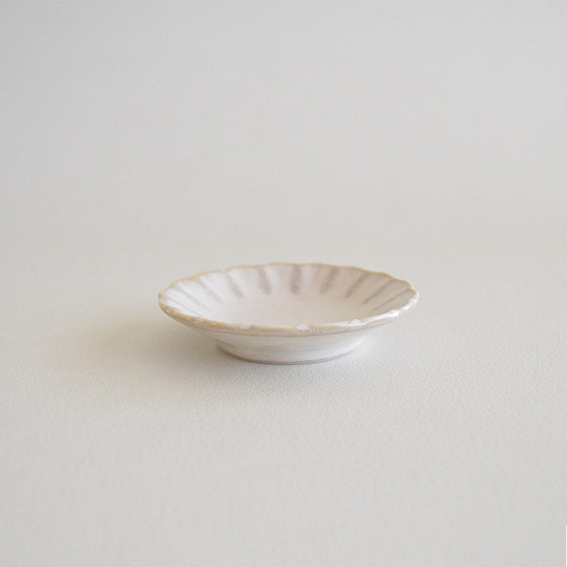 窯変粉引 菊型豆皿 豆皿 小皿 醤油皿 薬味皿 おしゃれ シンプル 小さめ かわいい ナチュラル プレート 薬味 調味料 陶器 日本製 和風 美濃焼 食器 食洗機使用可 電子レンジ使用可 来客 正月