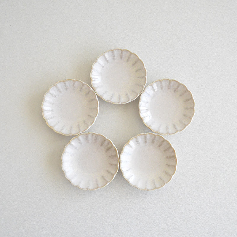 窯変粉引 菊型豆皿 豆皿 小皿 醤油皿 薬味皿 おしゃれ シンプル 小さめ かわいい ナチュラル プレート 薬味 調味料 陶器 日本製 和風 美濃焼 食器 食洗機使用可 電子レンジ使用可 来客 正月