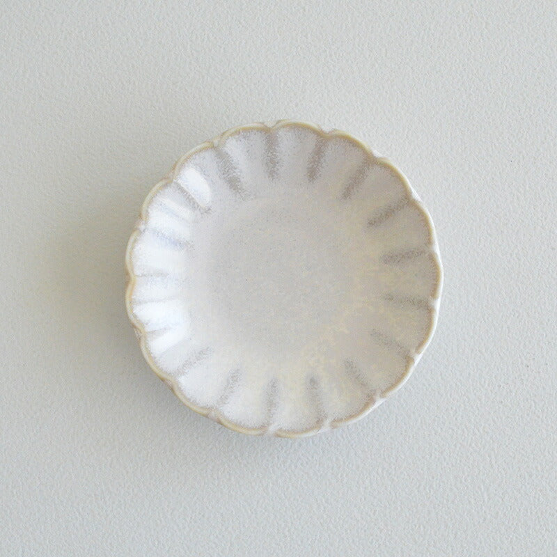 窯変粉引 菊型豆皿 豆皿 小皿 醤油皿 薬味皿 おしゃれ シンプル 小さめ かわいい ナチュラル プレート 薬味 調味料 陶器 日本製 和風 美濃焼 食器 食洗機使用可 電子レンジ使用可 来客 正月