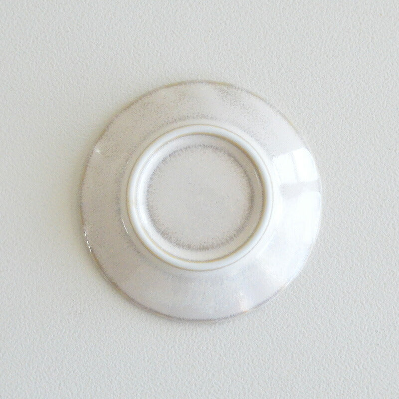 窯変粉引 菊型豆皿 豆皿 小皿 醤油皿 薬味皿 おしゃれ シンプル 小さめ かわいい ナチュラル プレート 薬味 調味料 陶器 日本製 和風 美濃焼 食器 食洗機使用可 電子レンジ使用可 来客 正月