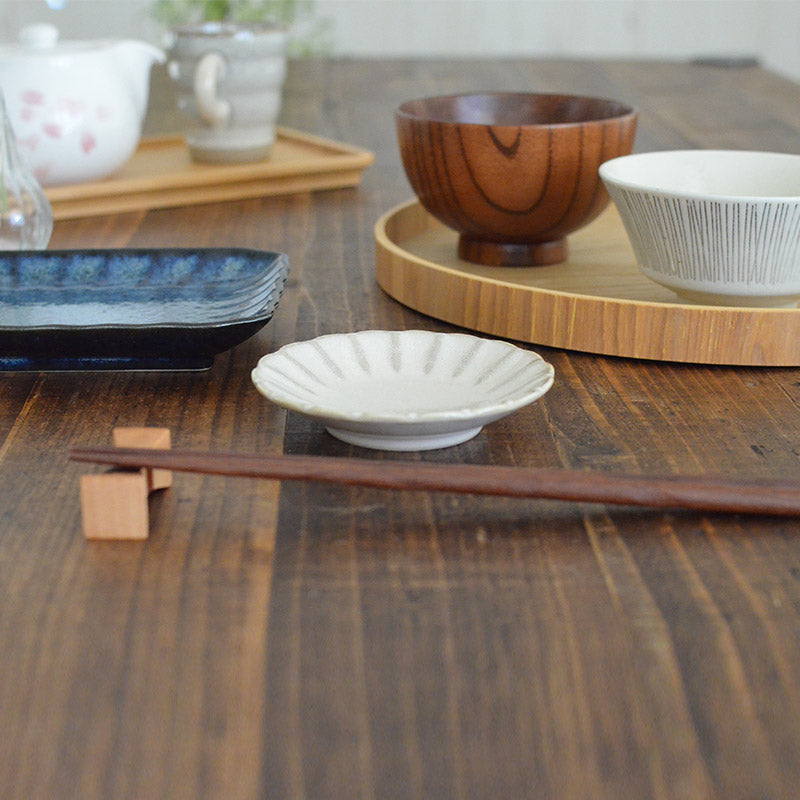 窯変粉引 菊型小皿 小皿 豆皿 醤油皿 薬味皿 おしゃれ シンプル 小さめ かわいい ナチュラル プレート 薬味 調味料 陶器 日本製 和風 美濃焼 食器 食洗機使用可 電子レンジ使用可 来客 正月