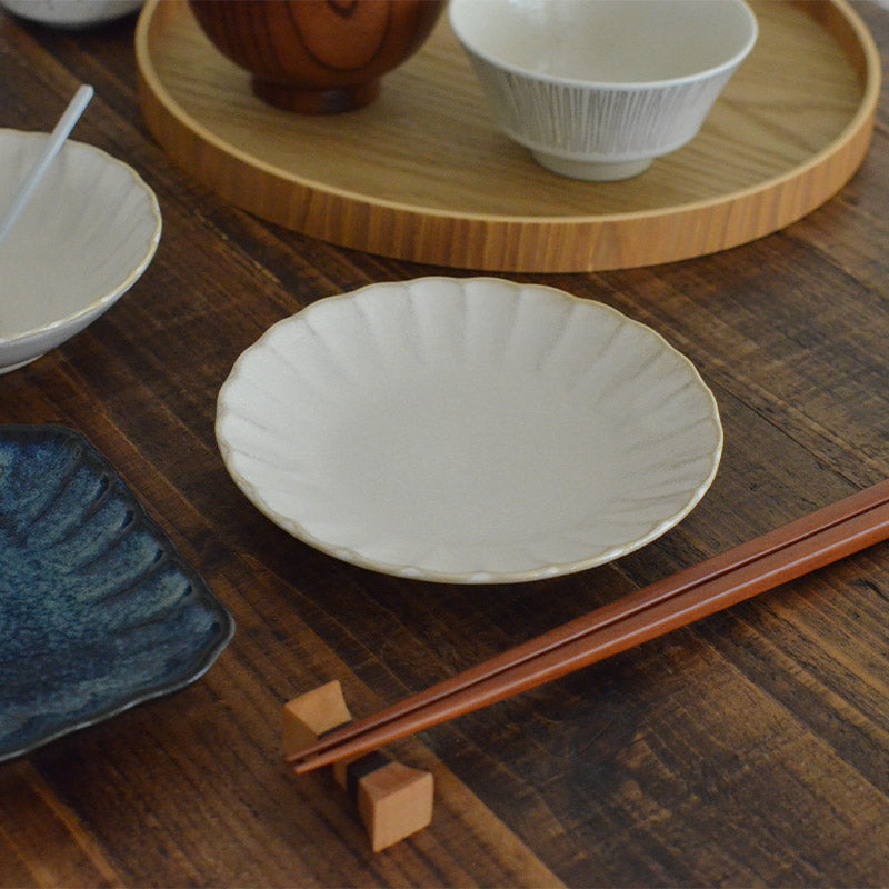 窯変粉引 菊型取皿 小皿 取皿 中皿 プレート おしゃれ シンプル 小さめ かわいい ナチュラル プレート 薬味 調味料 陶器 日本製 和風 美濃焼 食器 食洗機使用可 電子レンジ使用可 来客 正月