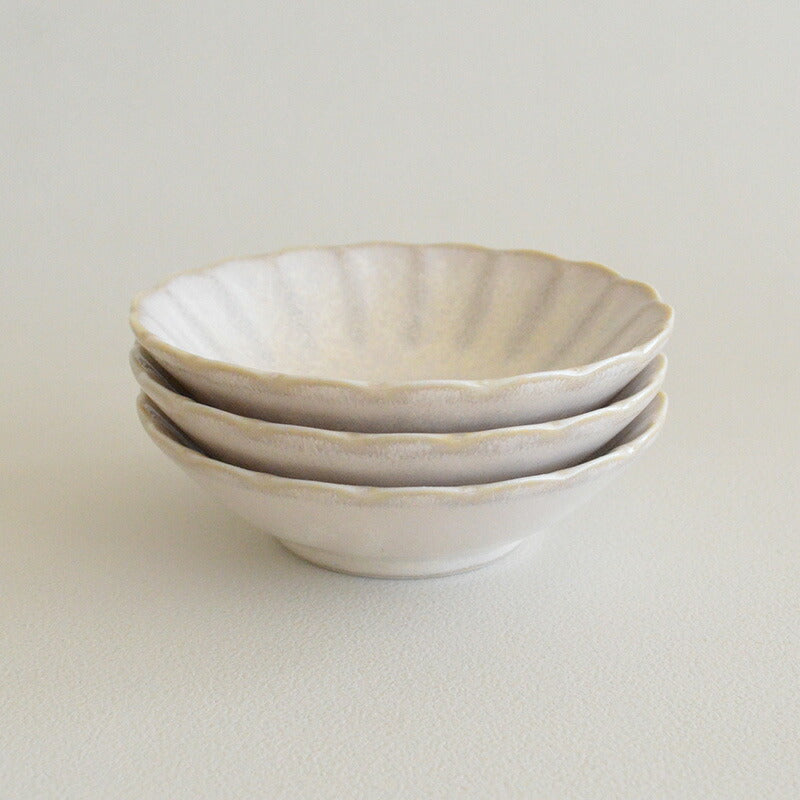 窯変粉引 菊型小鉢 盛鉢/取鉢/縁起/日本製 おしゃれ かわいい かっこいい シンプル 大人 陶器 北欧 和食器 ギフト プレゼント 和食器 小鉢 美濃焼 食器 食洗機使用可 電子レンジ使用可