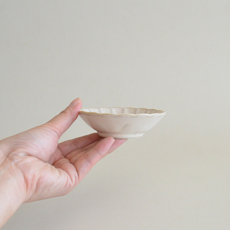 窯変粉引 菊型小鉢 盛鉢/取鉢/縁起/日本製 おしゃれ かわいい かっこいい シンプル 大人 陶器 北欧 和食器 ギフト プレゼント 和食器 小鉢 美濃焼 食器 食洗機使用可 電子レンジ使用可