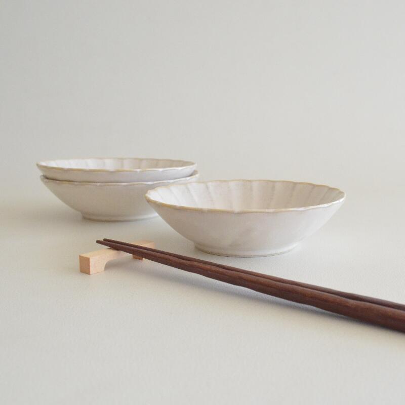 窯変粉引 菊型取鉢 取皿 中皿 プレート おしゃれ シンプル 小さめ かわいい ナチュラル プレート 薬味 調味料 陶器 日本製 和風 美濃焼 食器 食洗機使用可 電子レンジ使用可 来客 正月