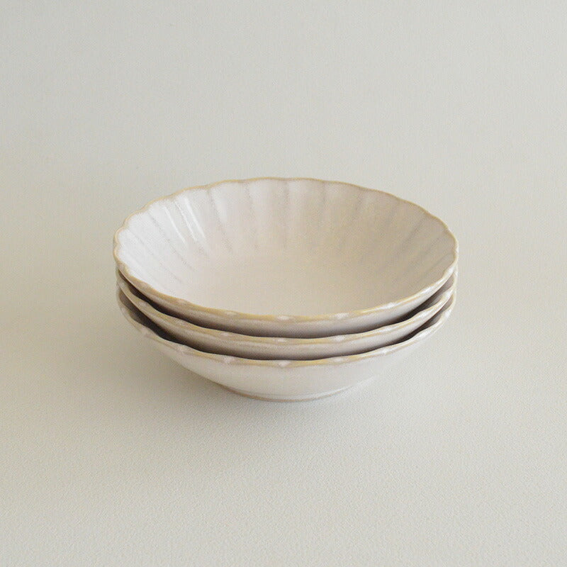 窯変粉引 菊型取鉢 取皿 中皿 プレート おしゃれ シンプル 小さめ かわいい ナチュラル プレート 薬味 調味料 陶器 日本製 和風 美濃焼 食器 食洗機使用可 電子レンジ使用可 来客 正月