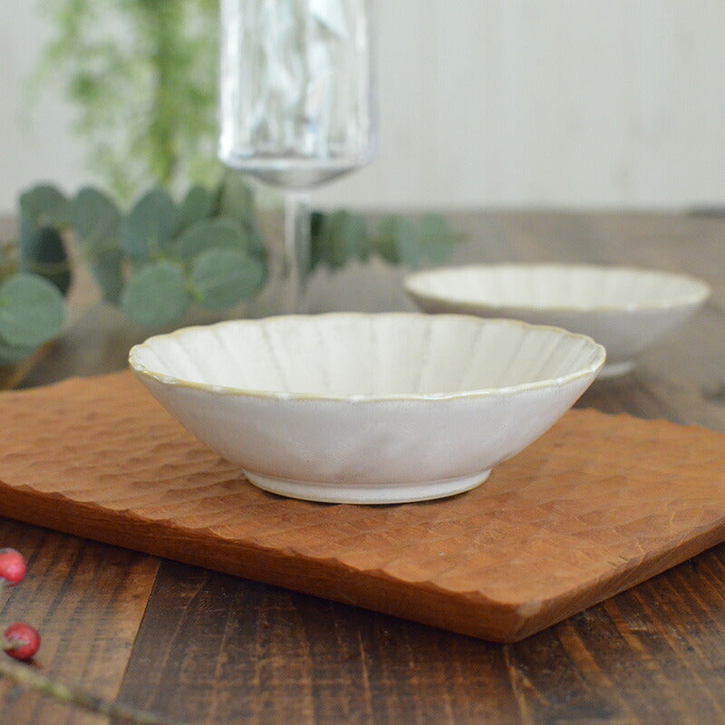 窯変粉引 菊型取鉢 取皿 中皿 プレート おしゃれ シンプル 小さめ かわいい ナチュラル プレート 薬味 調味料 陶器 日本製 和風 美濃焼 食器 食洗機使用可 電子レンジ使用可 来客 正月