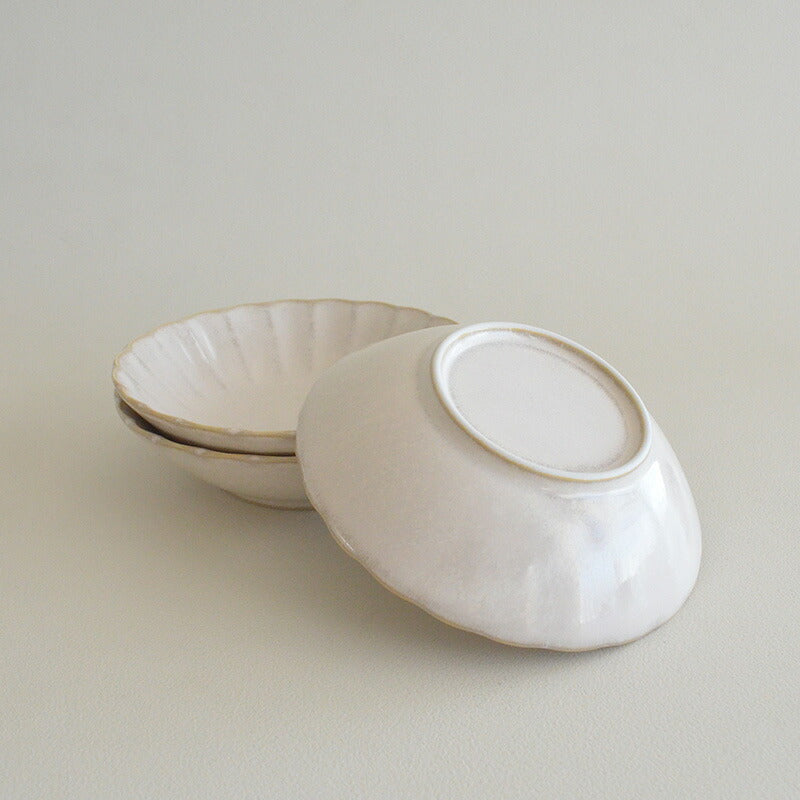 窯変粉引 菊型取鉢 取皿 中皿 プレート おしゃれ シンプル 小さめ かわいい ナチュラル プレート 薬味 調味料 陶器 日本製 和風 美濃焼 食器 食洗機使用可 電子レンジ使用可 来客 正月