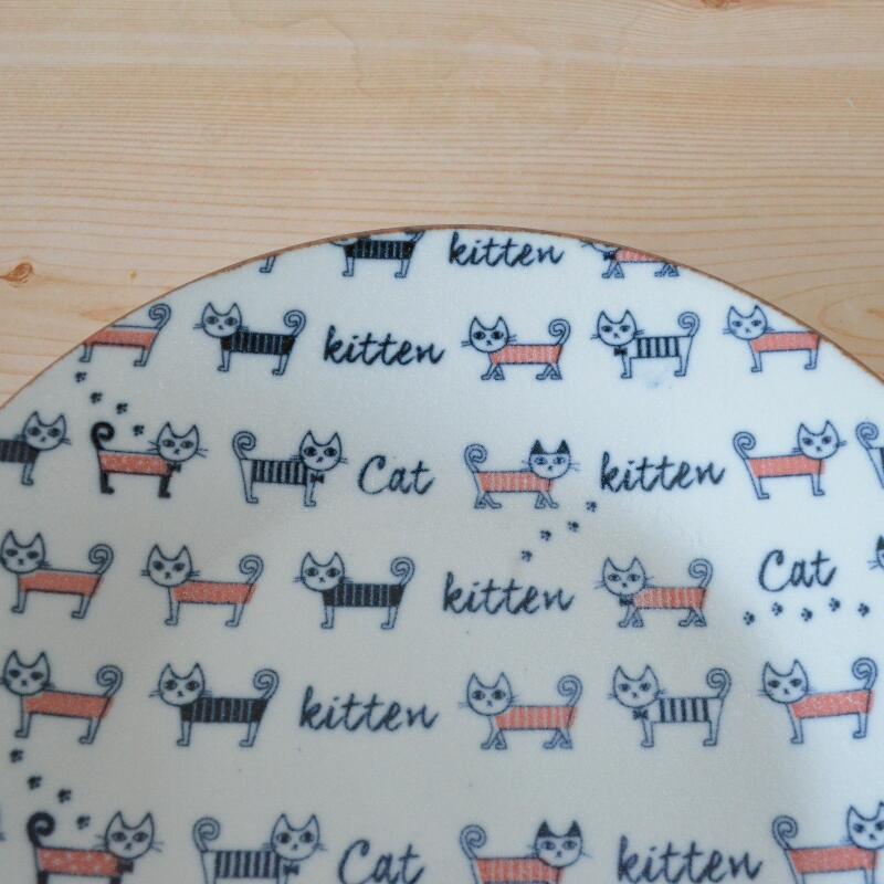 ねこねこ24cmプレート 皿 取り皿 持ち易い 子供用 猫柄 陶器 動物 アニマル 日本製 美濃焼 贈り物ギフトプレゼント クリスマス 冬物 電子レンジ使用可 食洗機使用可 KAKUNI カクニ