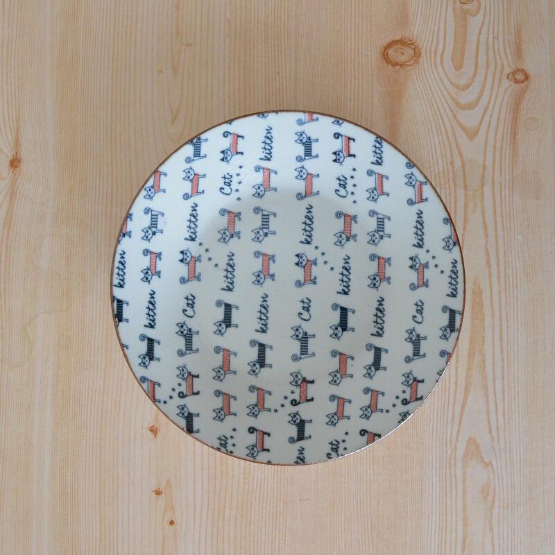 ねこねこ24cmプレート 皿 取り皿 持ち易い 子供用 猫柄 陶器 動物 アニマル 日本製 美濃焼 贈り物ギフトプレゼント クリスマス 冬物 電子レンジ使用可 食洗機使用可 KAKUNI カクニ