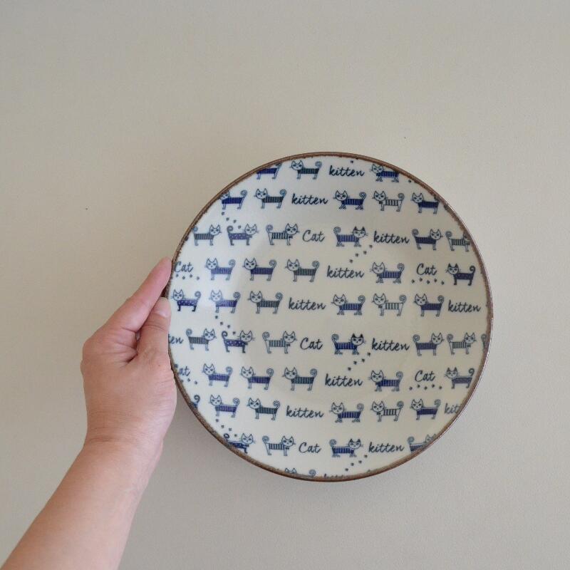 ねこねこ24cmプレート 皿 取り皿 持ち易い 子供用 猫柄 陶器 動物 アニマル 日本製 美濃焼 贈り物ギフトプレゼント クリスマス 冬物 電子レンジ使用可 食洗機使用可 KAKUNI カクニ