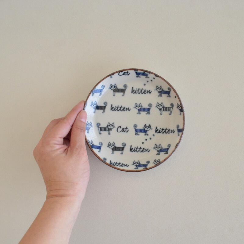 ねこねこ14cmプレート 取皿 おしゃれ かわいい 可愛い ネコ 猫 ネコ柄 北欧 シチュー 大きい 日本製 食器 シンプル ナチュラル 食洗機使用可 電子レンジ使用可 プレゼント ギフト