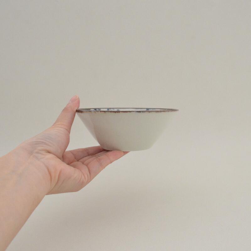 ねこねこ13.5cmボウル おしゃれ かわいい 可愛い ネコ 猫 ネコ柄 北欧 シチュー 大きい 日本製 食器 シンプル ナチュラル 食洗機使用可 電子レンジ使用可 プレゼント ギフト