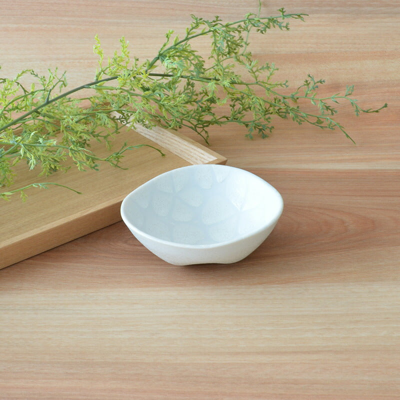 さくら ゆらり型小鉢10個セット 和食器 白 磁器 美濃焼 陶器 おしゃれ かわいい 上品 花柄 つるつる 食洗器使用可能 電子レンジ使用可能 食卓 ギフト プレゼント 贈り物 お祝い 新生活 キッチン