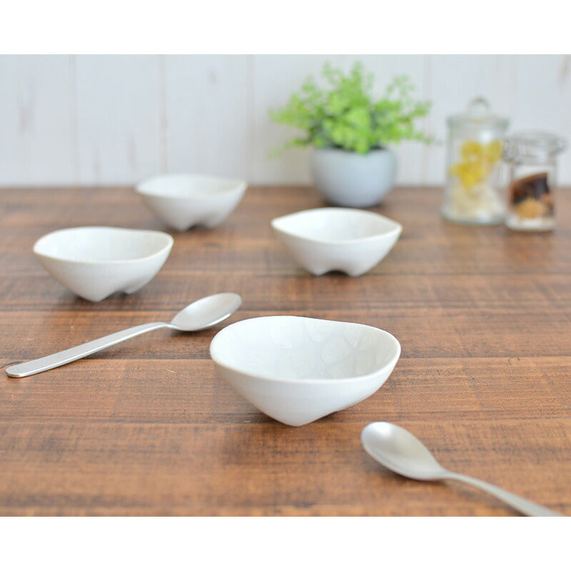 さくら ゆらり型小鉢 1枚 食器 小皿 醤油皿 薬味皿 調味料 小さめ 磁器 美濃焼 つるつる 美しい 桜柄 花びら おしゃれ 食洗機使用可能 電子レンジ使用可能 食卓 白色 贈答品 贈り物 プレゼント