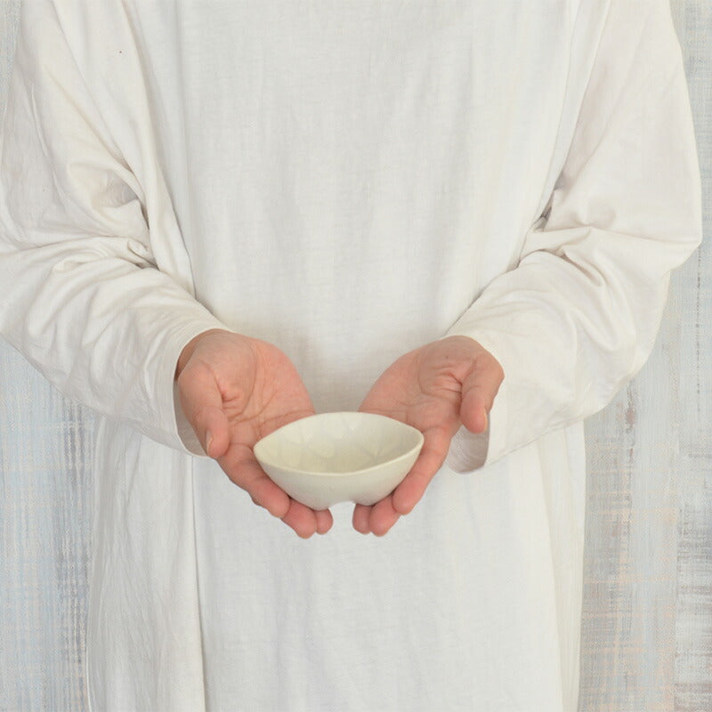 さくら ゆらり型小鉢 1枚 食器 小皿 醤油皿 薬味皿 調味料 小さめ 磁器 美濃焼 つるつる 美しい 桜柄 花びら おしゃれ 食洗機使用可能 電子レンジ使用可能 食卓 白色 贈答品 贈り物 プレゼント