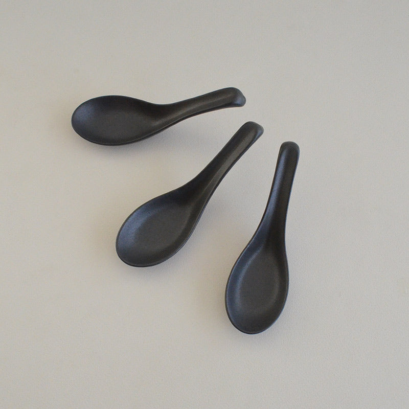 レンゲ 黒結晶マット おしゃれ かわいい 黒 マット ラーメン レンゲ スプーン ナチュラル 国産 日本製 陶磁器 水玉 白 陶器 シンプル 洋風 陶器 美濃焼 電子レンジ対応 食洗機対応 カクニ