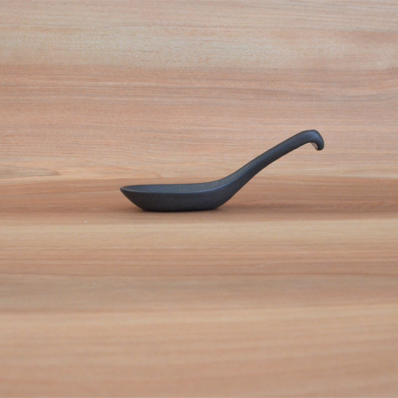 レンゲ 黒結晶マット おしゃれ かわいい 黒 マット ラーメン レンゲ スプーン ナチュラル 国産 日本製 陶磁器 水玉 白 陶器 シンプル 洋風 陶器 美濃焼 電子レンジ対応 食洗機対応 カクニ