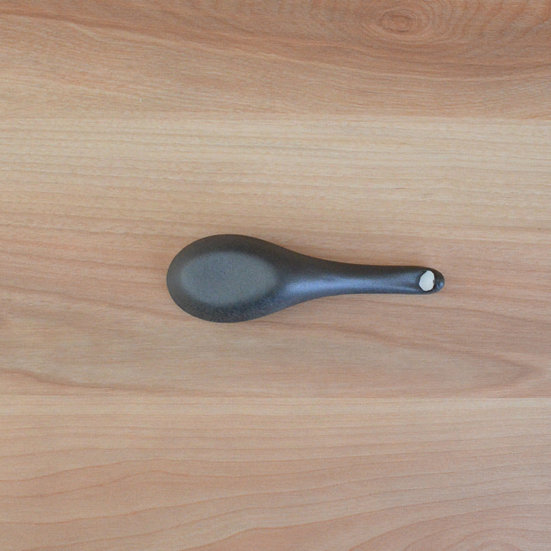 レンゲ 黒結晶マット おしゃれ かわいい 黒 マット ラーメン レンゲ スプーン ナチュラル 国産 日本製 陶磁器 水玉 白 陶器 シンプル 洋風 陶器 美濃焼 電子レンジ対応 食洗機対応 カクニ