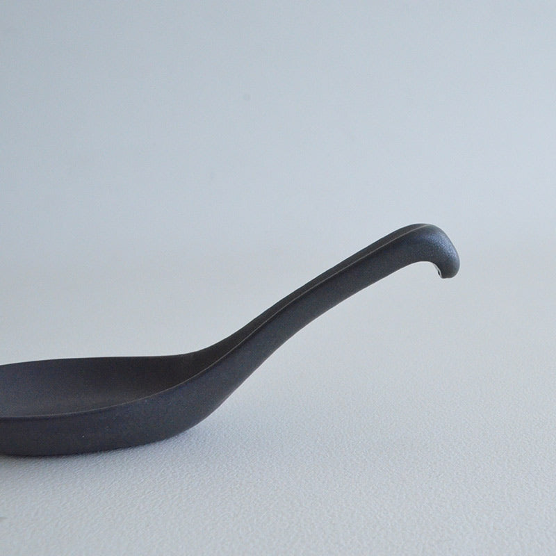 レンゲ 黒結晶マット おしゃれ かわいい 黒 マット ラーメン レンゲ スプーン ナチュラル 国産 日本製 陶磁器 水玉 白 陶器 シンプル 洋風 陶器 美濃焼 電子レンジ対応 食洗機対応 カクニ