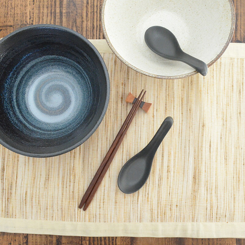 レンゲ 黒結晶マット おしゃれ かわいい 黒 マット ラーメン レンゲ スプーン ナチュラル 国産 日本製 陶磁器 水玉 白 陶器 シンプル 洋風 陶器 美濃焼 電子レンジ対応 食洗機対応 カクニ