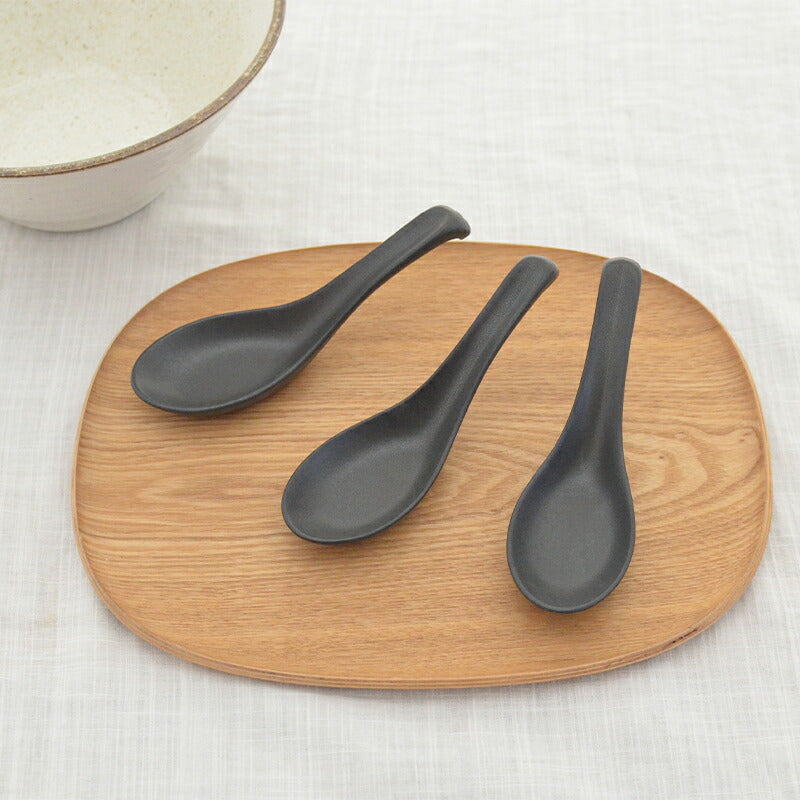 レンゲ 黒結晶マット おしゃれ かわいい 黒 マット ラーメン レンゲ スプーン ナチュラル 国産 日本製 陶磁器 水玉 白 陶器 シンプル 洋風 陶器 美濃焼 電子レンジ対応 食洗機対応 カクニ