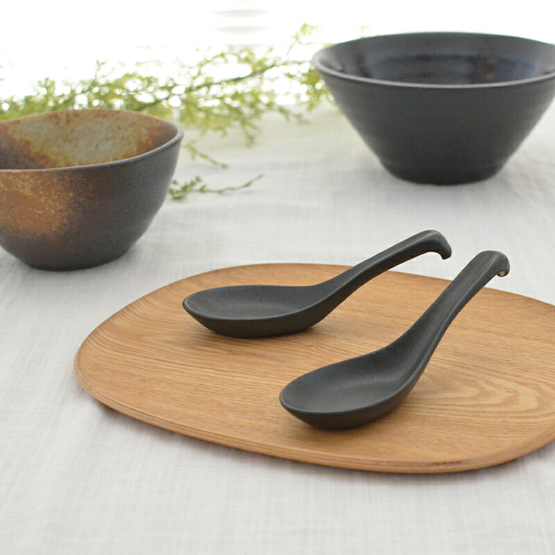 レンゲ 黒結晶マット おしゃれ かわいい 黒 マット ラーメン レンゲ スプーン ナチュラル 国産 日本製 陶磁器 水玉 白 陶器 シンプル 洋風 陶器 美濃焼 電子レンジ対応 食洗機対応 カクニ