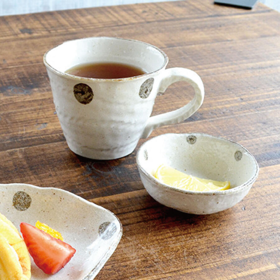 水玉白唐津 丸千代口【醤油皿 小皿 8cm おしゃれ シンプル かわいい プレート 薬味 そば 変形 手塩皿 調味料 日本製 美濃焼 食器 白い 模様 食洗機対応 電子レンジ使用可 カフェ風 プレゼント ギフト カクニ KAKUNI 】