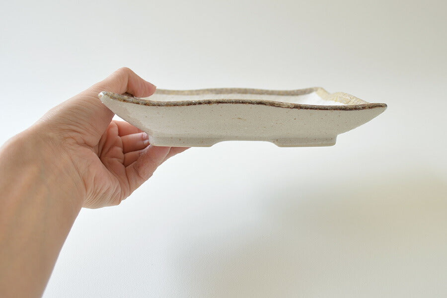 白唐津正角70皿 角皿 おしゃれ ナチュラル 北欧 カフェ風 陶器 かわいい シンプル 白い器 電子レンジ使用可 食洗機使用可 日本製 国産 美濃焼 1人暮らし引っ越し祝い セット お揃い プレゼント カクニ KAKUNI