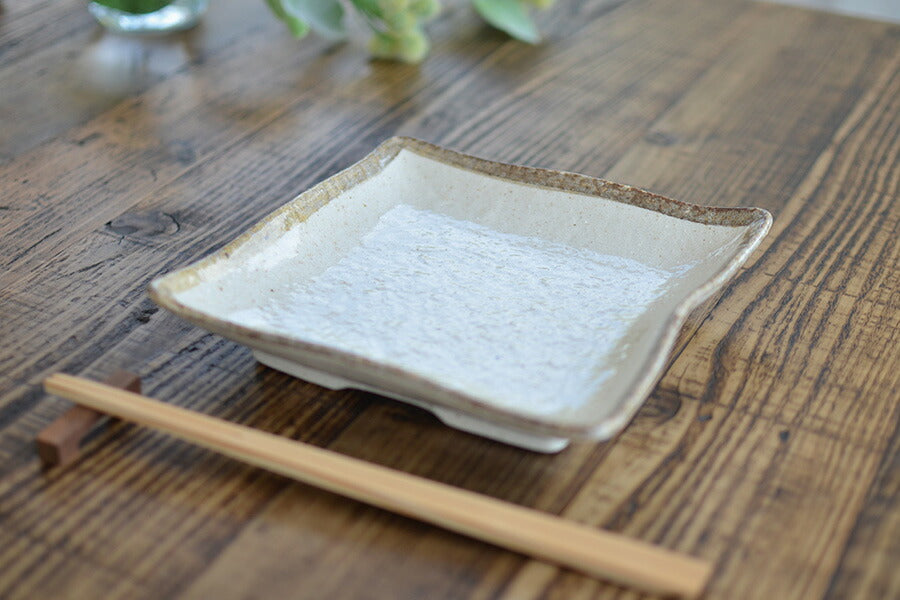 白唐津正角70皿 角皿 おしゃれ ナチュラル 北欧 カフェ風 陶器 かわいい シンプル 白い器 電子レンジ使用可 食洗機使用可 日本製 国産 美濃焼 1人暮らし引っ越し祝い セット お揃い プレゼント カクニ KAKUNI