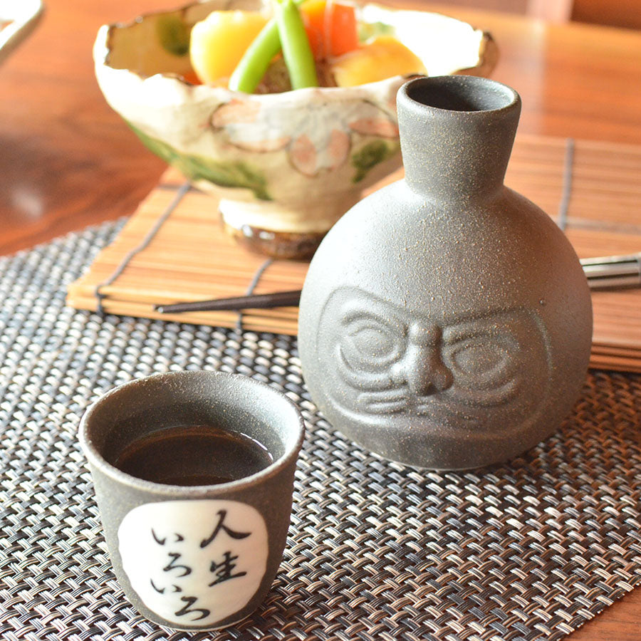 だるま堂 盃 黒鉄錆 窯変紺 黒備前 盃【ぐいのみ おちょこ 冷酒 酒器 日本酒 お酒 おしゃれ ギフト 敬老の日 プレゼント 和風 渋い 日本製 美濃焼 レンジ対応 食洗機対応 人生いろいろ 七転び八起き カクニ 】