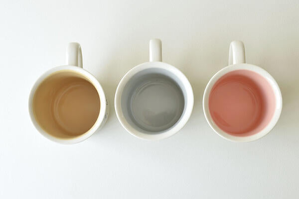 猫と一緒マグ マグカップ 猫 おしゃれ 北欧 ネコ ピンク ベージュ グレー 陶器 かわいい シンプル 電子レンジ使用可 食洗機使用可 日本製 美濃焼 カクニ KAKUNI