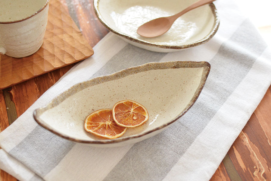 K15030 白唐津 笹船小鉢 おしゃれ 鉢 小鉢 白い 白 ナチュラル シチュー スープ シンプル かわいい 国産 日本製 美濃焼 食器 白い 模様 食洗機対応 電子レンジ可能 カフェ風 新生活 一人暮らし プレゼント ギフト カクニ KAKUNI