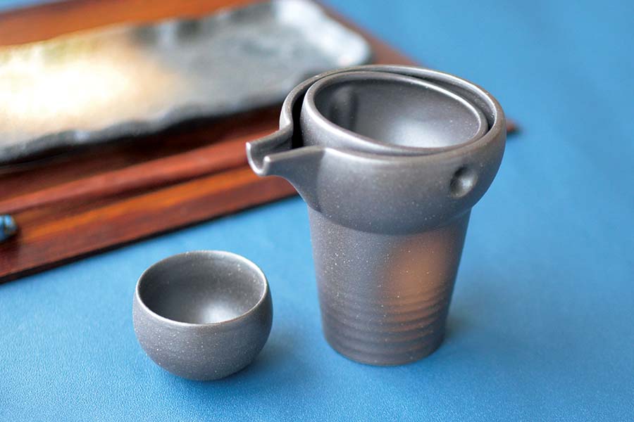 黒備前 ゆらり 1合 冷酒器 冷酒 徳利 酒器 家呑み 家飲み ギフト プレゼント 贈り物 記念品 美濃焼 国産 日本製 食器 食洗機使用可 電子レンジ使用可 KAKUNI カクニ