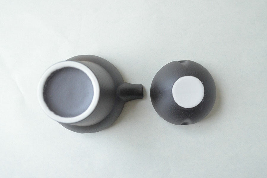 黒備前 ゆらり 1合 冷酒器 冷酒 徳利 酒器 家呑み 家飲み ギフト プレゼント 贈り物 記念品 美濃焼 国産 日本製 食器 食洗機使用可 電子レンジ使用可 KAKUNI カクニ