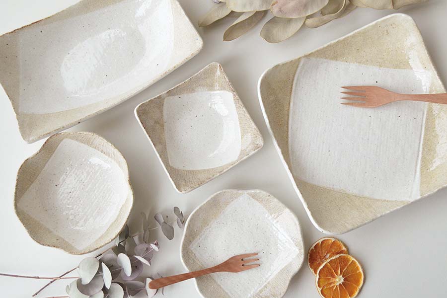 白唐津ヌリワケ花形煮物鉢【鉢 豆腐 小鉢 おしゃれ ナチュラル 白 陶器 白唐津 カフェ 電子レンジ使用可 食洗機使用可 日本製 美濃焼 カクニ KAKUNI】