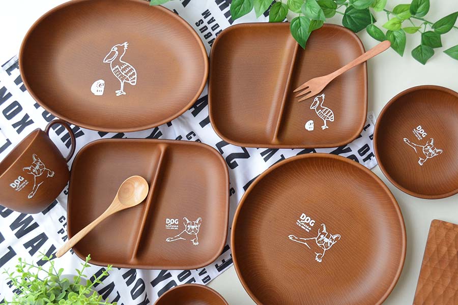 だるまとハシビロコウ木目オーバルプレート ランチプレート 木目調 PET樹脂 日本製 おしゃれ 深め 深い 軽量 軽い 超軽量 子供 割れない 割れにくい 樹脂製 ランチ皿 介護用 アウトドア 食器 レンジ対応 食洗機対応 カクニ