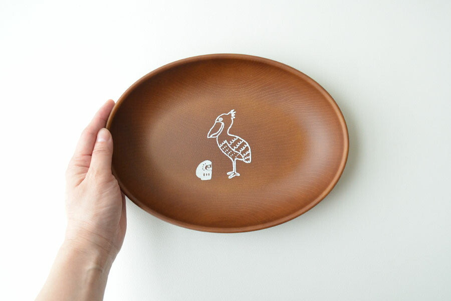 だるまとハシビロコウ木目オーバルプレート ランチプレート 木目調 PET樹脂 日本製 おしゃれ 深め 深い 軽量 軽い 超軽量 子供 割れない 割れにくい 樹脂製 ランチ皿 介護用 アウトドア 食器 レンジ対応 食洗機対応 カクニ