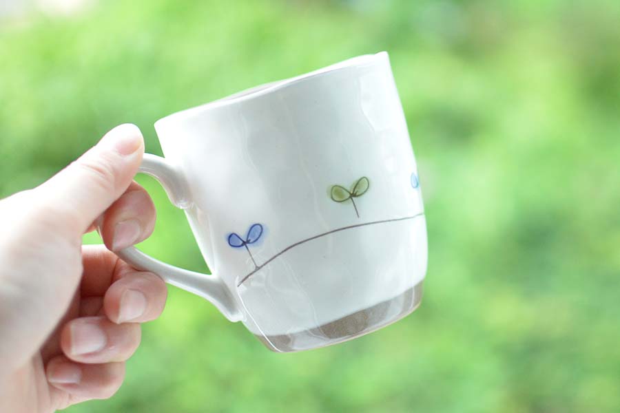 ふたばマグ 陶器 マグカップ 大きめ おしゃれ 大きい ギフト プレゼント お揃い ナチュラル 白 大き目 ふたば 国産 夫婦 植物柄 リーフ柄 シンプル 持ち易い ギフト包装 日本製 美濃焼 陶磁器 食器 KAKUNI カクニ