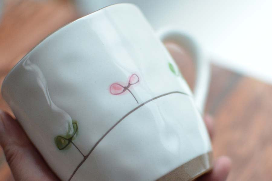 ふたばマグ 陶器 マグカップ 大きめ おしゃれ 大きい ギフト プレゼント お揃い ナチュラル 白 大き目 ふたば 国産 夫婦 植物柄 リーフ柄 シンプル 持ち易い ギフト包装 日本製 美濃焼 陶磁器 食器 KAKUNI カクニ