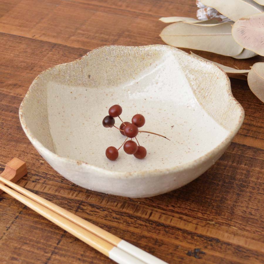 白唐津ヌリワケ花形煮物鉢【鉢 豆腐 小鉢 おしゃれ ナチュラル 白 陶器 白唐津 カフェ 電子レンジ使用可 食洗機使用可 日本製 美濃焼 カクニ KAKUNI】