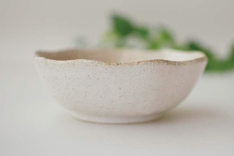 白唐津ヌリワケ花形煮物鉢【鉢 豆腐 小鉢 おしゃれ ナチュラル 白 陶器 白唐津 カフェ 電子レンジ使用可 食洗機使用可 日本製 美濃焼 カクニ KAKUNI】