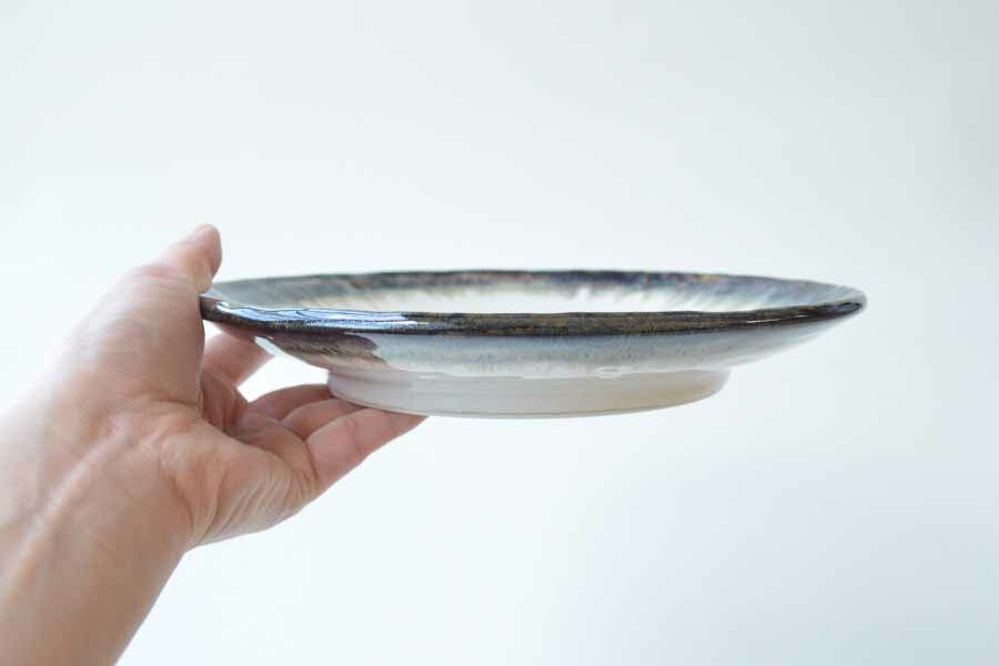 錆簾手びねりパスタ皿【カレー皿 サラダ 24.5cm おしゃれ かっこいい 日本製 美濃焼 陶磁器 食器 電子レンジ対応 食洗機対応 白 和風カクニ】