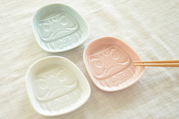 だるま堂 風水だるま小皿 醤油皿 皿 小皿 おしゃれ食器 かわいい プレート 薬味 そば 変形 手塩皿 調味料 日本製 美濃焼 食洗機対応 電子レンジ使用可 プレゼント ギフト カクニ KAKUNI 縁起物