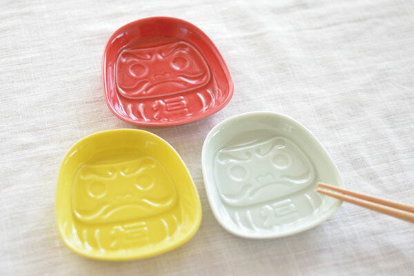 だるま堂 風水だるま小皿 醤油皿 皿 小皿 おしゃれ食器 かわいい プレート 薬味 そば 変形 手塩皿 調味料 日本製 美濃焼 食洗機対応 電子レンジ使用可 プレゼント ギフト カクニ KAKUNI 縁起物