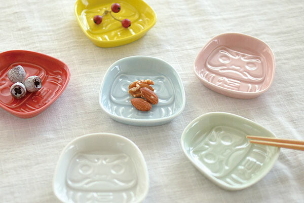 だるま堂 風水だるま小皿 醤油皿 皿 小皿 おしゃれ食器 かわいい プレート 薬味 そば 変形 手塩皿 調味料 日本製 美濃焼 食洗機対応 電子レンジ使用可 プレゼント ギフト カクニ KAKUNI 縁起物