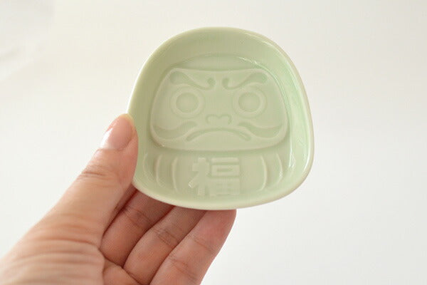 だるま堂 風水だるま小皿 醤油皿 皿 小皿 おしゃれ食器 かわいい プレート 薬味 そば 変形 手塩皿 調味料 日本製 美濃焼 食洗機対応 電子レンジ使用可 プレゼント ギフト カクニ KAKUNI 縁起物