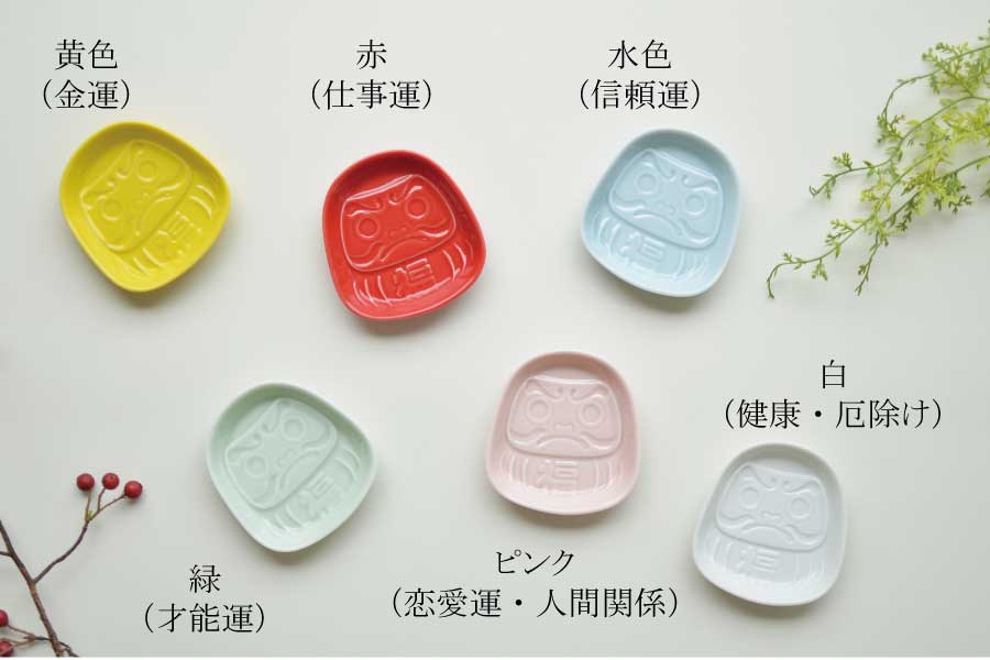 だるま堂 風水だるま小皿 醤油皿 皿 小皿 おしゃれ食器 かわいい プレート 薬味 そば 変形 手塩皿 調味料 日本製 美濃焼 食洗機対応 電子レンジ使用可 プレゼント ギフト カクニ KAKUNI 縁起物