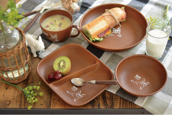 木目スクエアーワンプレート だるまとハシビロコウ フレンチブルドック 犬 ふれんちぶる ランチプレート かわいい おしゃれ 木目 ウッド 国産 日本製 軽量 軽い 割れにくい 樹脂製 アウトドア 電子レンジ対応 食洗機対応