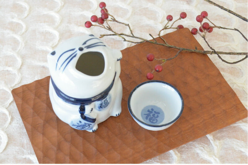 招き猫(青磁)2合徳利1個と盃2個のギフトセット【徳利 おちょこ セット 徳利2合と盃のセット 招き猫 酒器 日本酒 お酒 おしゃれ ギフト 敬老の日 プレゼント 和風 渋い 陶器 日本製 美濃焼 レンジ対応 食洗機対応